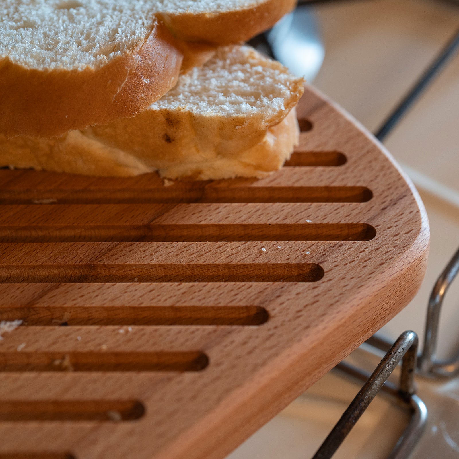 Tagliere in legno per il pane